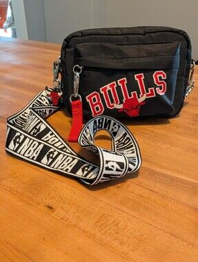 NBA Chicago Bulls Black Crossbody Bag - Primark Cares - Unisex